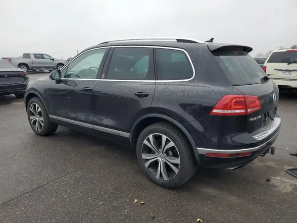 WVGRF7BP4HD004089 2017 VOLKSWAGEN TOUAREG - Image 2