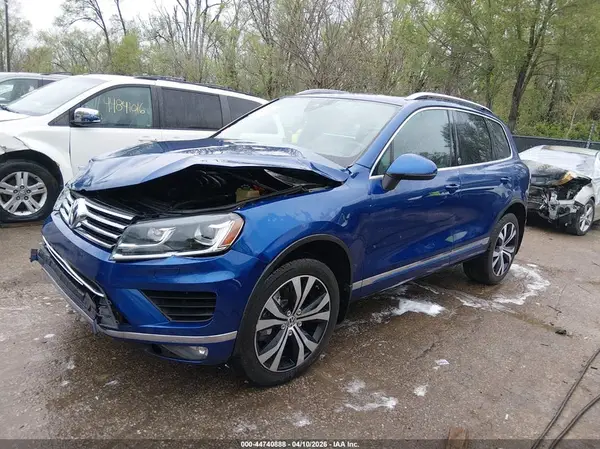 WVGRF7BP4HD005937 2017 VOLKSWAGEN TOUAREG - Image 2