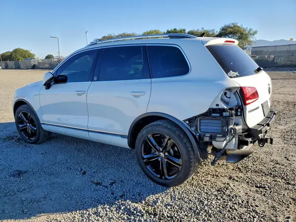 WVGRF7BP4HD006392 2017 VOLKSWAGEN TOUAREG - Image 2