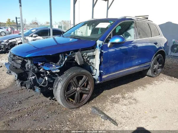 WVGRF7BP5HD003047 2017 VOLKSWAGEN TOUAREG - Image 2
