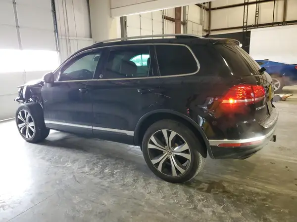 WVGRF7BP5HD003159 2017 VOLKSWAGEN TOUAREG - Image 2