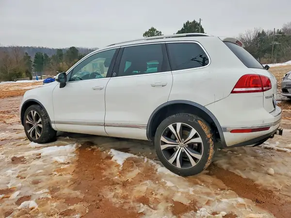 WVGRF7BP5HD003520 2017 VOLKSWAGEN TOUAREG - Image 2