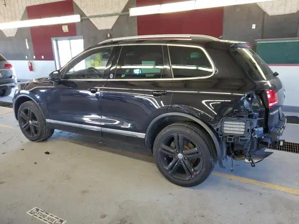 WVGRF7BP5HD004568 2017 VOLKSWAGEN TOUAREG - Image 2