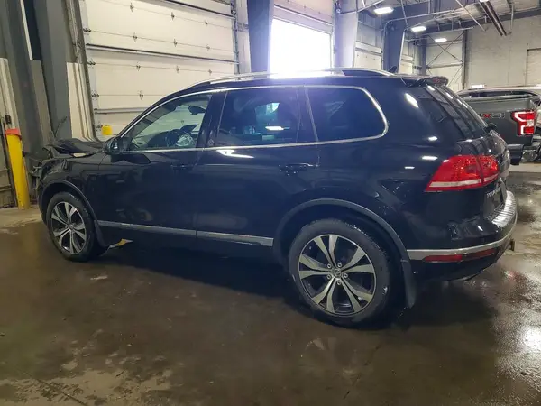 WVGRF7BP5HD006143 2017 VOLKSWAGEN TOUAREG - Image 2