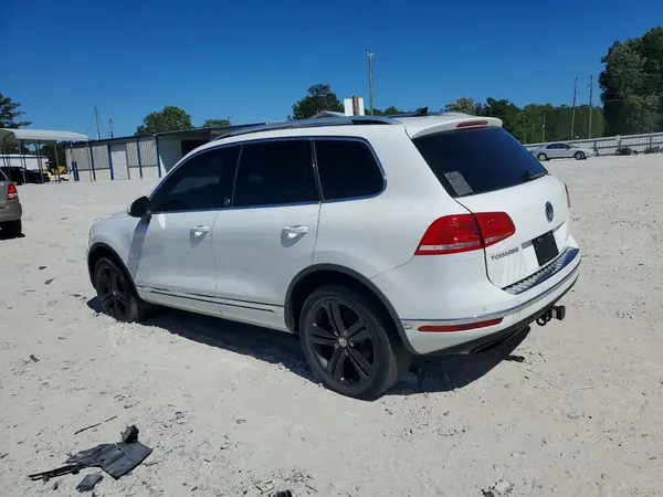 WVGRF7BP5HD006885 2017 VOLKSWAGEN TOUAREG - Image 2