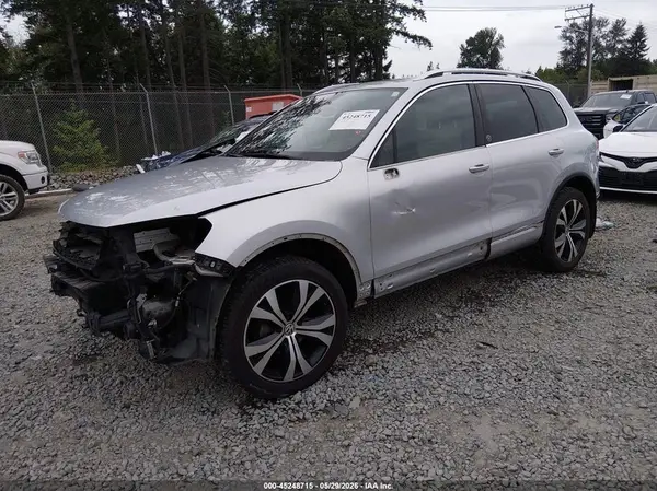 WVGRF7BP6HD001033 2017 VOLKSWAGEN TOUAREG - Image 2