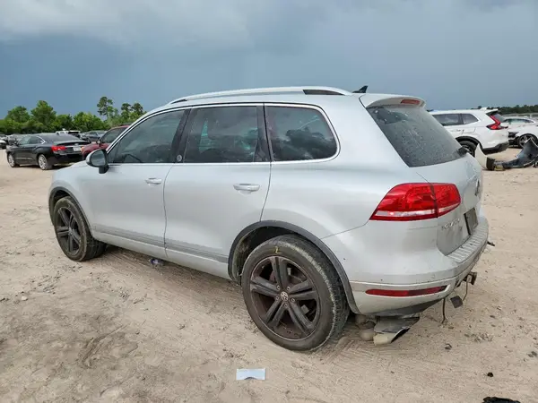 WVGRF7BP6HD001453 2017 VOLKSWAGEN TOUAREG - Image 2
