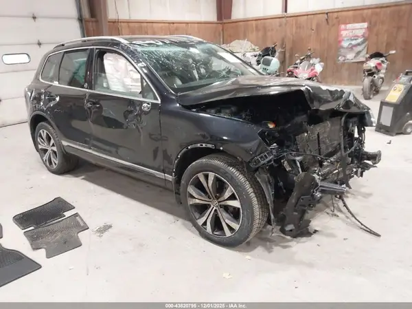 WVGRF7BP6HD001789 2017 VOLKSWAGEN TOUAREG - Image 1