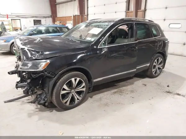 WVGRF7BP6HD001789 2017 VOLKSWAGEN TOUAREG - Image 2