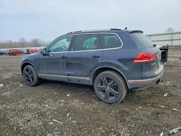 WVGRF7BP6HD003753 2017 VOLKSWAGEN TOUAREG - Image 2