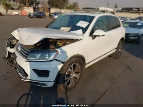 WVGRF7BP6HD003848 2017 VOLKSWAGEN TOUAREG - Image 2