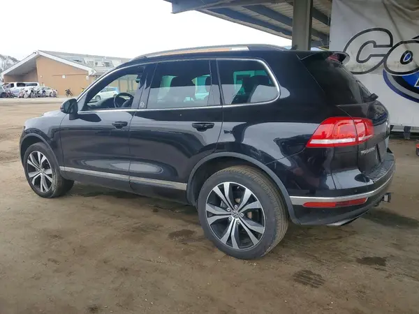 WVGRF7BP6HD004160 2017 VOLKSWAGEN TOUAREG - Image 2