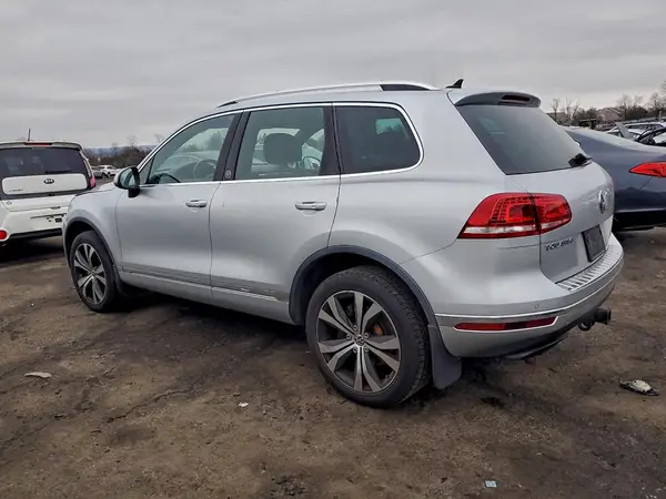 WVGRF7BP6HD006717 2017 VOLKSWAGEN TOUAREG - Image 2