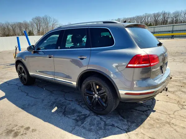 WVGRF7BP7HD000859 2017 VOLKSWAGEN TOUAREG - Image 2