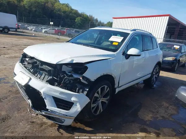 WVGRF7BP7HD001784 2017 VOLKSWAGEN TOUAREG - Image 2