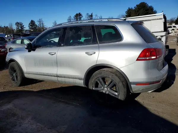 WVGRF7BP7HD002031 2017 VOLKSWAGEN TOUAREG - Image 2