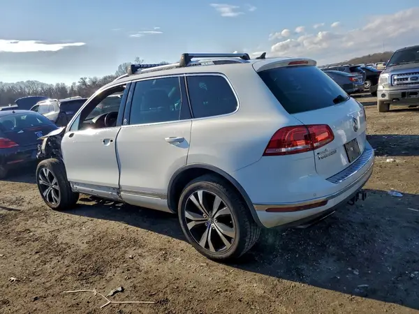 WVGRF7BP7HD003227 2017 VOLKSWAGEN TOUAREG - Image 2