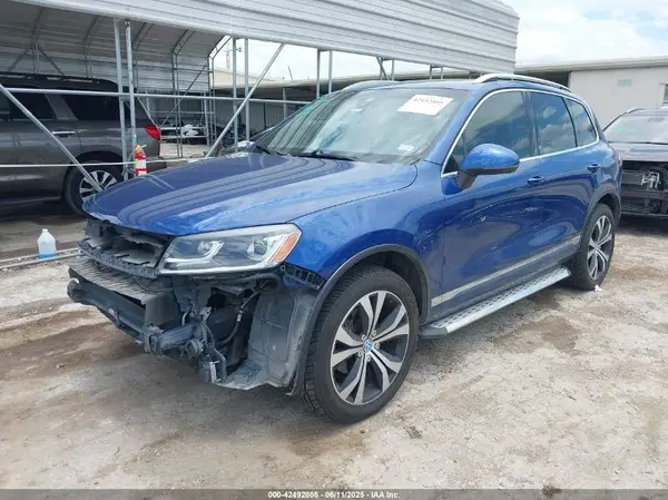 WVGRF7BP7HD004054 2017 VOLKSWAGEN TOUAREG - Image 2