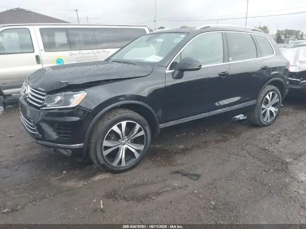 WVGRF7BP7HD004362 2017 VOLKSWAGEN TOUAREG - Image 2