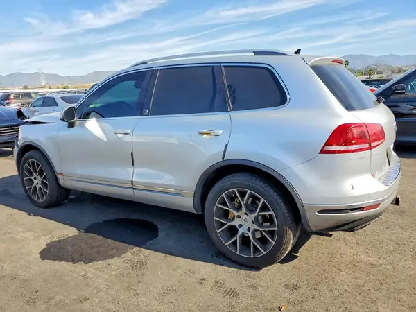 WVGRF7BP7HD004488 2017 VOLKSWAGEN TOUAREG - Image 2