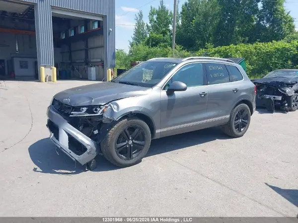 WVGRF7BP7HD005799 2017 VOLKSWAGEN TOUAREG - Image 2