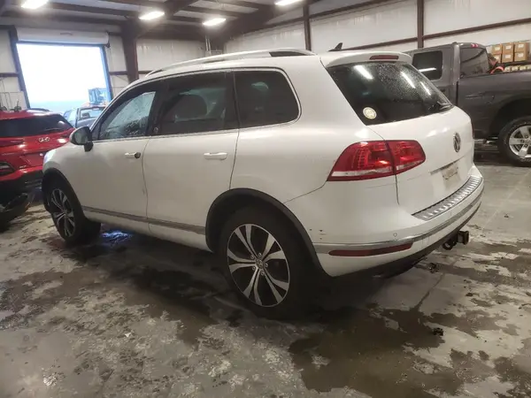 WVGRF7BP8HD000577 2017 VOLKSWAGEN TOUAREG - Image 2