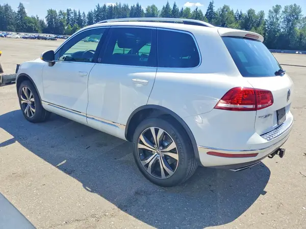 WVGRF7BP8HD003284 2017 VOLKSWAGEN TOUAREG - Image 2