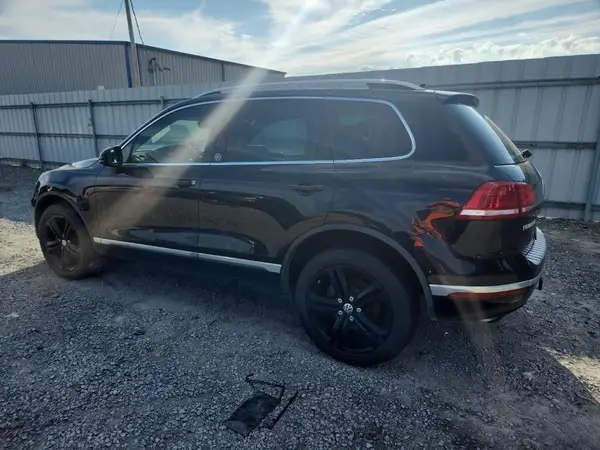 WVGRF7BP8HD003589 2017 VOLKSWAGEN TOUAREG - Image 2