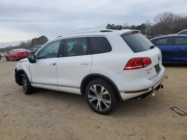 WVGRF7BP8HD005035 2017 VOLKSWAGEN TOUAREG - Image 2