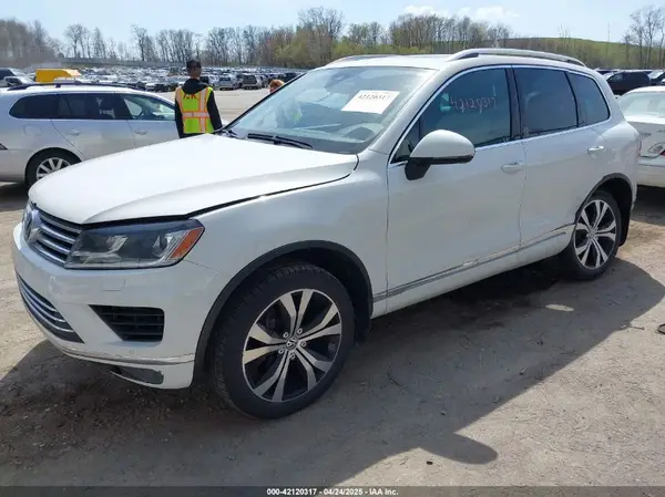 WVGRF7BP8HD005505 2017 VOLKSWAGEN TOUAREG - Image 2