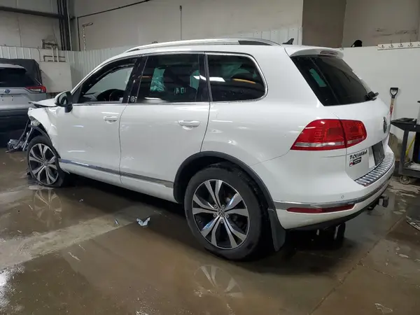 WVGRF7BP8HD005519 2017 VOLKSWAGEN TOUAREG - Image 2