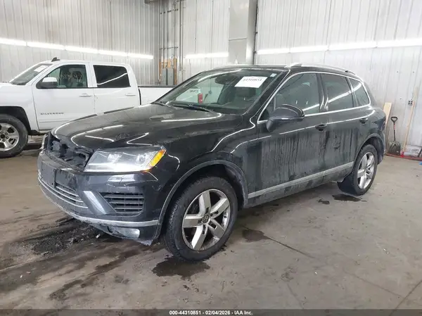 WVGRF7BP8HD006167 2017 VOLKSWAGEN TOUAREG - Image 2