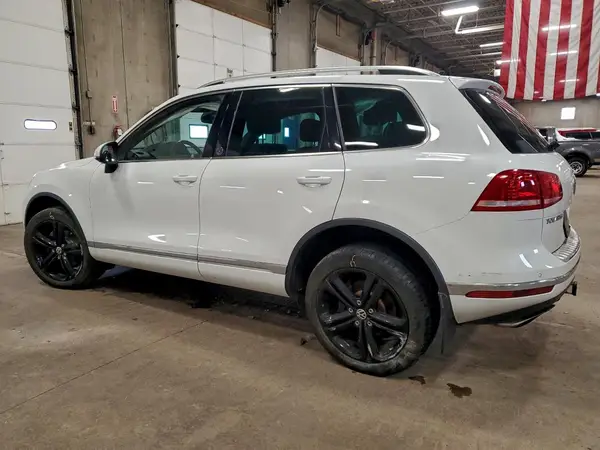 WVGRF7BP8HD006802 2017 VOLKSWAGEN TOUAREG - Image 2