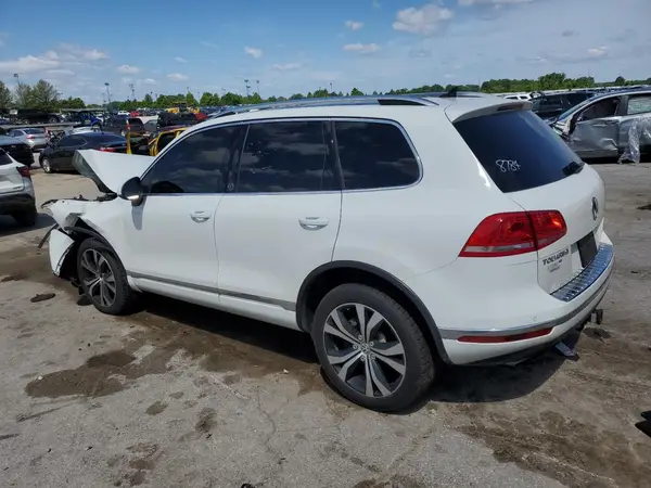 WVGRF7BP9HD000426 2017 VOLKSWAGEN TOUAREG - Image 2