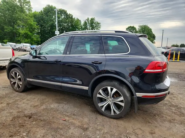 WVGRF7BP9HD000586 2017 VOLKSWAGEN TOUAREG - Image 2