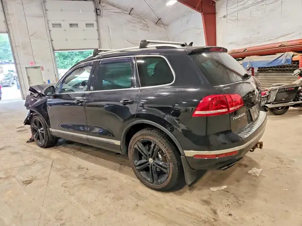 WVGRF7BP9HD000734 2017 VOLKSWAGEN TOUAREG - Image 2