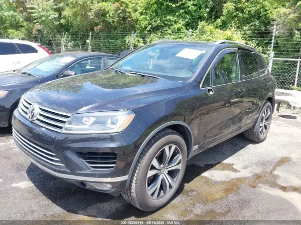 WVGRF7BP9HD001737 2017 VOLKSWAGEN TOUAREG - Image 2