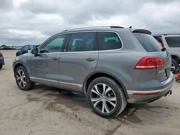 WVGRF7BP9HD001785 2017 VOLKSWAGEN TOUAREG - Image 2