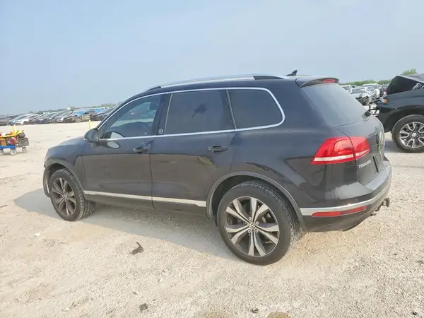 WVGRF7BP9HD001978 2017 VOLKSWAGEN TOUAREG - Image 2