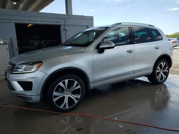 WVGRF7BP9HD002130 2017 VOLKSWAGEN TOUAREG - Image 1