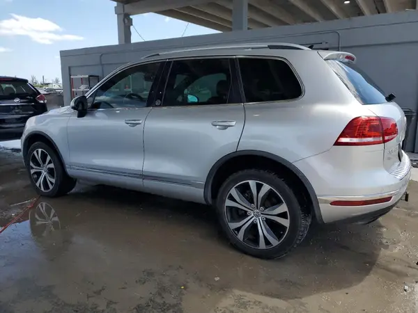 WVGRF7BP9HD002130 2017 VOLKSWAGEN TOUAREG - Image 2