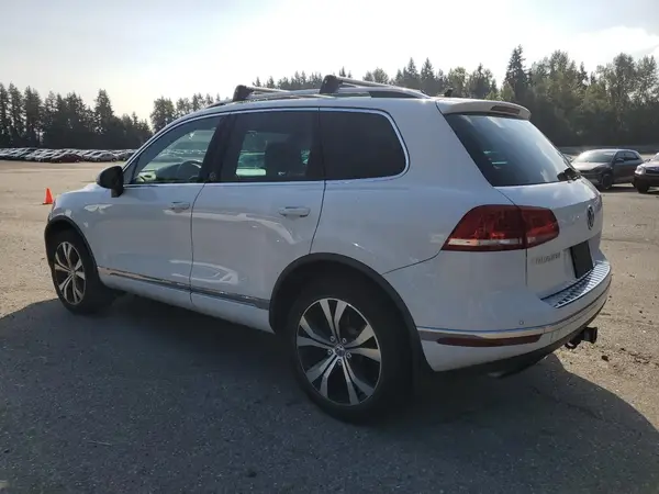 WVGRF7BP9HD002922 2017 VOLKSWAGEN TOUAREG - Image 2