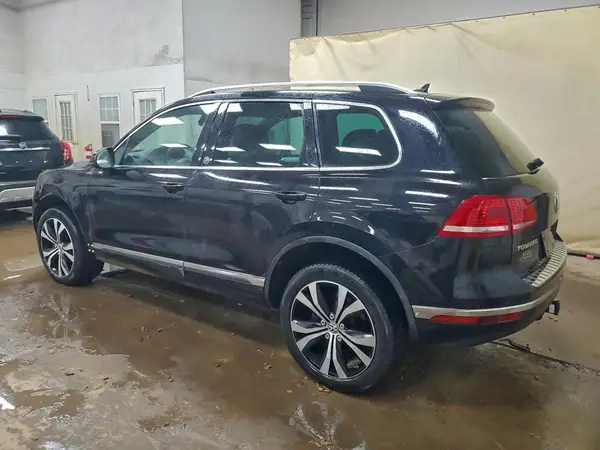 WVGRF7BP9HD003004 2017 VOLKSWAGEN TOUAREG - Image 2