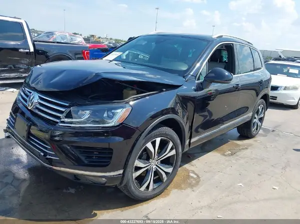 WVGRF7BP9HD003388 2017 VOLKSWAGEN TOUAREG - Image 2