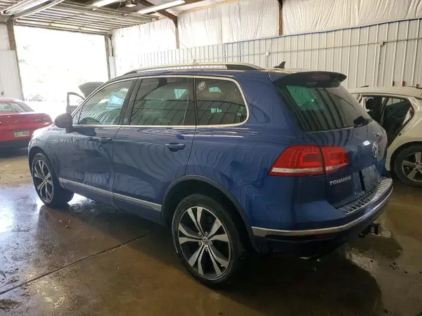 WVGRF7BP9HD004105 2017 VOLKSWAGEN TOUAREG - Image 2