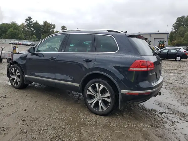 WVGRF7BP9HD005058 2017 VOLKSWAGEN TOUAREG - Image 2