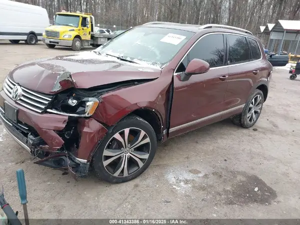 WVGRF7BP9HD006467 2017 VOLKSWAGEN TOUAREG - Image 2