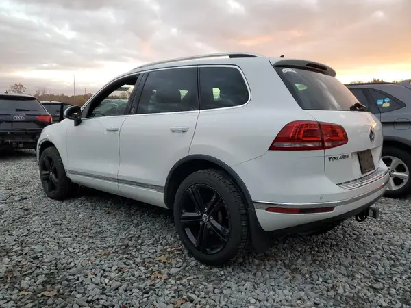 WVGRF7BP9HD006615 2017 VOLKSWAGEN TOUAREG - Image 2