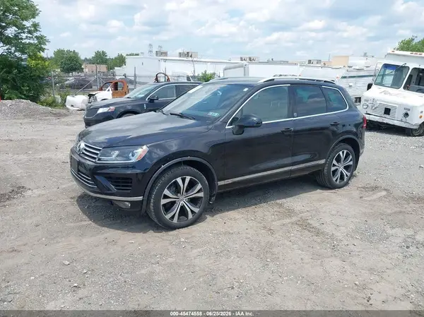 WVGRF7BPXHD000869 2017 VOLKSWAGEN TOUAREG - Image 2