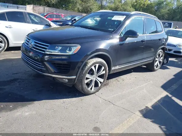 WVGRF7BPXHD001410 2017 VOLKSWAGEN TOUAREG - Image 2